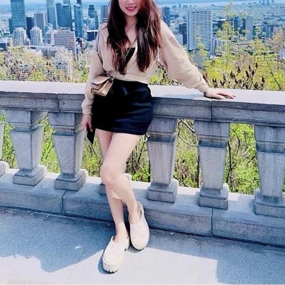 CHANEL Business Affinity Flap Bag Mini. Beige With Light Gold Hardware. - Picture 11 of 15